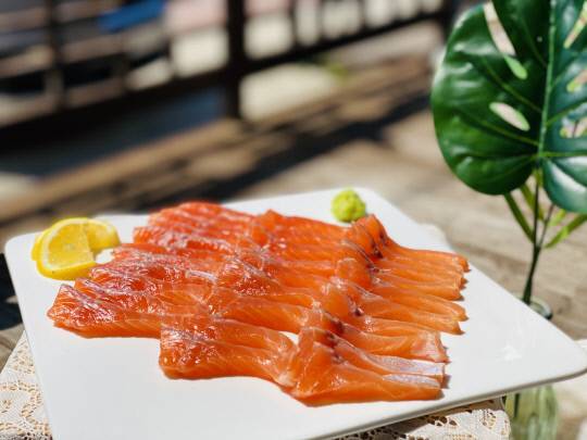 바다송어 회 모습. 사진=홍성군 제공