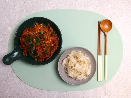 콩나물이 넉넉히 들어있어 혈당 관리가 필요한 사람도 마음 편히 먹을 수 있는 제육볶음이다. 사진 쿠킹