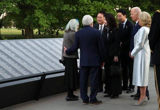 윤석열 대통령과 김건희 여사가 조 바이든 미국 대통령 내외와 함께 25일(현지시간) 워싱턴DC 한국전참전용사기념공원을 참배하며 전사자 추모의 벽 앞에서 유족을 위로하고 있다. 연합뉴스