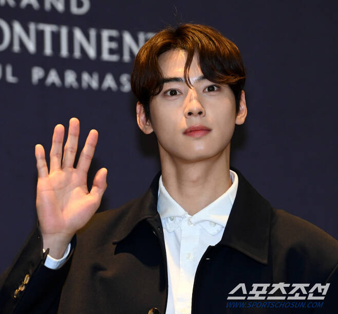 Concerns are pouring in for the group Astro Cha Eun-woo.Cha Eun-woo attended a tie event in Thailand Bangkok on the 29th of last month.Cha Eun-woo suffered the pain of leaving Moon Bin, the only friend in the team on the 19th, and fans have been worried since the news of the schedule was announced.Cha Eun-woo, the agencys fantasist, reassured his fans that it was a decision made after consultation with the organizer and Cha Eun-woo, and Cha Eun-woo also showed a silent schedule, shaking hands with fans while stepping on a red carpet in a black suit.But in the end, emotions exploded onstage.Cha Eun-woo, who was on stage on April 30th, called the TVN drama Racket Boys OST Focus on Me and finally shed tears.Although I finished the stage safely, the tears of Cha Eun-woo made even the viewers feel that the lyrics of the song Do not forget to lean on me and do not forget to cheer you remind me of Moon Bin.So fans are good at digging the schedule with professional consciousness, but they are cheering that they need time to get their minds together.Moon Bin died at his home in Gangnam-gu, Seoul on July 19.As soon as Cha Eun-woo heard Bibo, he stopped Schedule in the United States and returned home urgently to keep the ranch. After the ceremony, he went to the memorial space and said, Do not worry, I will take responsibility for what you left.I love you and Im sorry, my friend.