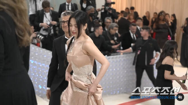 Actor Song Hye-kyo blinked, and New York City turned upside down.Song Hye-kyo attended Met Gala Rizzatto on the 2nd and received a spotlight.The top stadiums gathered on this day, but Song Hye-kyos goddess beauty was overwhelming.Meanwhile, the biggest fashion charity event 2023 Met Gala Rizzatto (2023 Met Gala) was held at the Metropolitan Art Museum in New York City on the 1st (local time).Met Gala Rizzatto annually selects a specific costume theme as a dress code and invites celebrities.The world famous stadiums invited to the Met Gala Rizzatto are also famous for their unique and diverse costumes.This years theme is Karl Lagerfeld: A Line of Beauty, a tribute to fashion designer Karl Lagerfeld, who passed away in 2019.