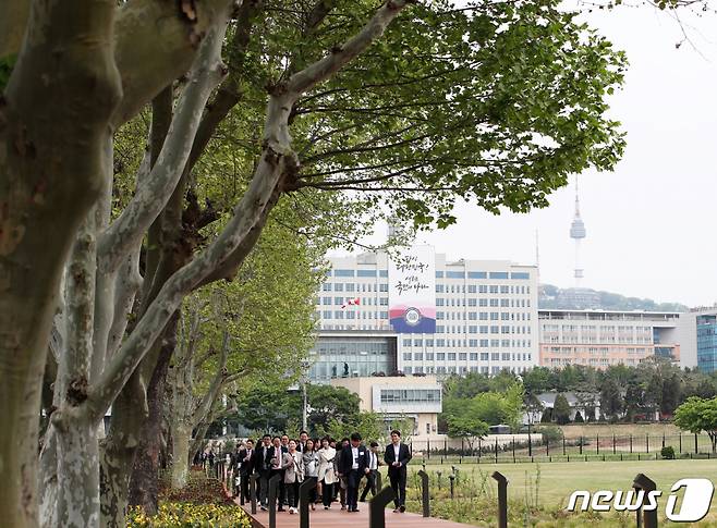 (서울=뉴스1) 오대일 기자 = 정부는 약 90만평 규모의 '용산공원' 정식 조성의 일환으로 대통령실 앞 부분 반환부지 9만평을 '용산어린이정원'으로 조성해 오는 4일부터 국민에 개방한다. 공원은 종전 미군기지의 특색을 최대한 살리되, 어린이와 가족을 위한 여가 공간을 추가로 조성해 미래의 주역인 어린이들이 가족과 함께 즐길 수 있는 공간이라는 의미를 담아 '용산어린이정원'으로 명명했다. 사진은 일반 공개을 앞둔 2일 오후 취재진에 사전 공개된 용산어린이정원 가로수길 모습. 2023.5.2/뉴스1 Copyright (C) 뉴스1. All rights reserved. 무단 전재 및 재배포 금지.