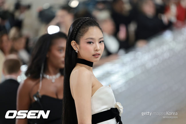 Jennie Kim of the group BLACKPINK showed off her fairy-tale beauty at the first attending Met Gala Rizzatto Event.Jennie Kim attended the 2023 Met Gala Rizzatto Event at the Ahmet Ey ⁇ p T ⁇ rkaslan Museum of the Arts in New York, United States of America.This years Gala Rizzatto theme is the late fashion designer Karl Lagerfeld, who passed away at the age of 85 in 2019, drawing attention as countless global celebrities presented colorful dresses dedicated to Karl Lagerfeld.On this day, domestic stadiums such as Jennie Kim, Song Hye-kyo, and Min Ra also attended and gathered topics.In particular, Jennie Kim appeared as Chanels ambassador, and as a modifier of the human Chanel, she also appeared in Chanels mini dress.The dress worn by Jennie Kim was a vintage white mini dress featured in the 1990 Chanel collection, with black gloves and black stadium kings, with white floral decorations to symbolize Chanel.Jennie Kim, who attended Met Gala Rizzatto for the first time, said in an interview with fashion magazine Vogue that she got advice from Rose, who attended Met Gala Rizzatto last year.He said  ⁇ Rosé just told him to have fun, so this is the plan of the day.He said, I am very happy to be with the Chanel team who recreated this dress made by Shakkal for his dress.Many foreign media also highlighted Jennie Kims look, and United States of America magazine W, along with Rihanna and Nicole Kidman, cited Jennie Kim as one of the best dressers of this years Gala Rizzatto.Meanwhile, BLACKPINK recently took the stage as K-Pops first Mot rhead liner at the United States of America Coachella Valley Music and Arts Festival, the worlds largest music festival, attracting the attention of former world music fans.He will also appear as the first K-pop artist Mot rhead liner at the Hyde Park British Summer Time Festival, a British music festival in July.