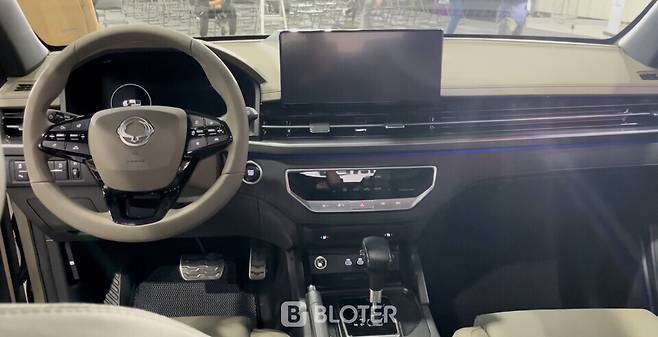 KG 모빌리티 '렉스턴 스포츠&칸 쿨맨' 실내. 12.3인치 디스플레이가 탑재된 것은 렉스턴 뉴 아레나와 같지만, 이 차량은 6단 아이신 변속기와 일반 수동형 사이드 브레이크가 장착된다. (사진=조재환 기자)