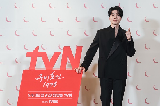 Actor Lee Dong-wook reported his return to the Nine-tailed fox role in three years.On the afternoon of the 3rd, a TVN new Saturday drama Tale of the Nine Tailed 1938 production presentation was held online.Gang shin-hyo Director, Lee Dong-wook, Kim So-yeon, Kim Bum, and Ryu Kyung-soo attended the ceremony.Tale of the Nine Tailed 1938 is a Nine-tailed fox Yiyeon! K-Fantasy Action to return to modern times.It is the sequel to Nine-Tailed Fox in 2020.Indigenous gods, native Y ⁇ kai, etc., and came back in three years with dynamic action, scale, and more colorful narrative characters.Yiyeon, who had a happy ending with her eternal first love, Jo Bo-ah, after becoming a season human, is summoned to 1938 when she gets caught up in an unexpected incident.Lee Dong-wook said of the Tale of the Nine Tailed 1938 work, Some kind of incident takes place. Once again, I will be in charge of dispatch.I did not know where I was going to go, but it was 1938 when I fell apart. I am so grateful that I was able to play and play my beloved Nine-tailed fox once again.It should be more fun and enjoyable than season  ⁇  1. I think youll be satisfied, he said. I was confident that the director and I were told that it would not be meaningful if it was not more fun than season 1.Regarding the difference from season1, Lee Dong-wook said, In season 1, there was a lot of personal feelings. In season 2, Yiyeon! Focused on what was neglected and abandoned for love.I wanted to express the process of paying off the debt of the heart. Gang shin-hyo Director said, I have everything except Mello, the main character, he said. I did not know what to like, so I put everything except Mello in the male character.Lee Dong-wook then laughed, referring to his wife Jo Bo-ah in the play, saying, I cant do Mello. Im a married man.Finally, Lee Dong-wook said, I felt that when the first trailer came out of Tale of the Nine Tailed 1938 (viewers) waited a lot.Those who waited, those who loved me, I prepared not to miss expectations, he said.Tale of the Nine Tailed 1938 will be broadcasted at 9:20 pm on the 6th.Photo=tvN