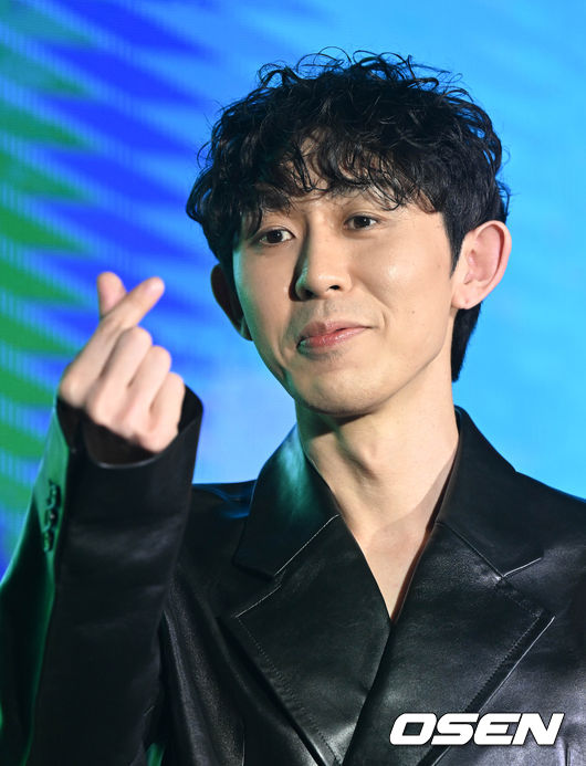 It has been confirmed that Code Kunst (34), a singer and entertainer, is currently an editor dealing with trends such as fashion, beauty, shopping and entertainment while dating ordinary women.As a result of the coverage on the 4th, Code Kunsts GFriend is working as a magazine editor for International Fashion Magazine E.GFriend Lee is 35 years old this year, 88 years old, one year older than Code Kunst, who was born in 1989.Code Kunst is not following GFriends SNS, but his GFriend is following Code Kunsts Instagram account with numerous entertainers.Meanwhile, Code Kunsts GFriend attended the 2023 FW Paris Fashion Week in March.DB