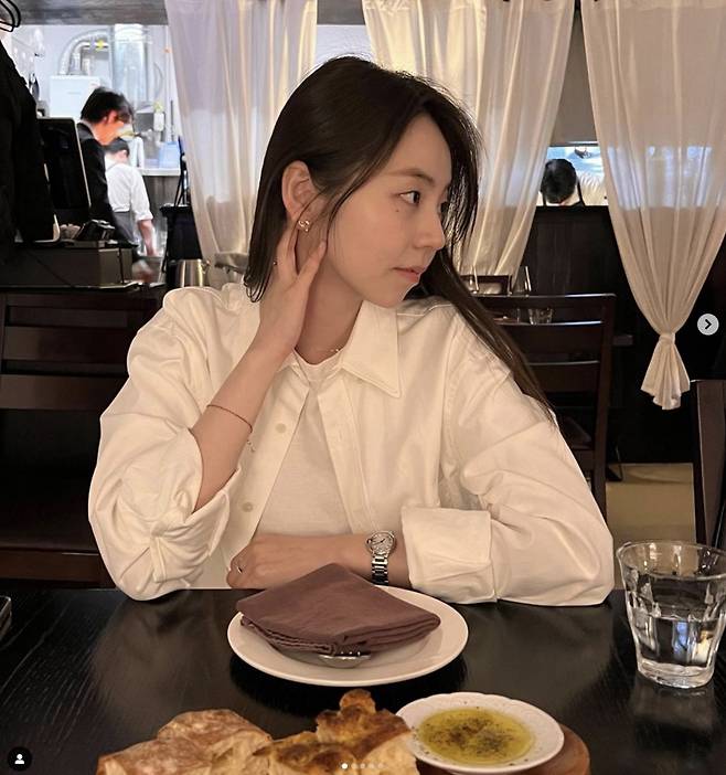 Sohee posted several photos on his instagram on the 4th.In the photo, Sohee was preparing a meal in front of a restaurant table. Sohee boasted a pure charm with a white shirt and long straight hair.The netizens responded that I am a favorite entertainer for the first time since I was a junior high school student, and I am very beautiful, I like the atmosphere, I do a lot of activities, and It is beautiful and beautiful.