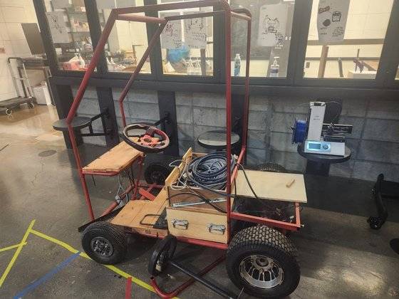 퓨처랩에서 청소년들이 직접 만든 간단한 전기 자동차. 자동차를 만든 뒤에는 운영 규칙과 운전면허 시험도 스스로 정했다. 심서현 기자