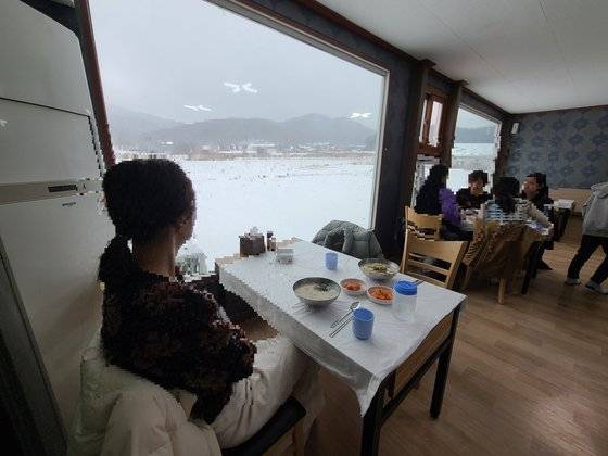 지난 24일 강원 평창군 대관령면 횡계리 N식당. 30년 전 문을 연 이 식당은 뀡고기를 다져 만두 속에 넣고 꿩만두국을 끓인다. 박진호 기자