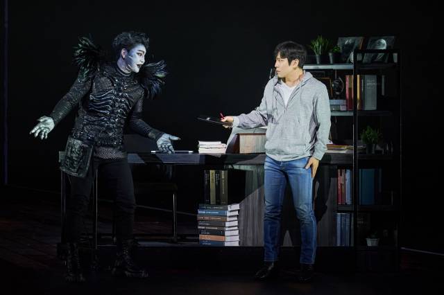 뮤지컬 '데스노트' 류크(장지후 분)와 야가미 라이토(홍광호 분) 공연 사진. 사진 제공=오디컴퍼니