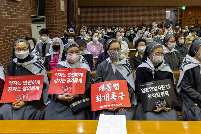 4월24일 경기도 성남시 중원구 성남동 성당에서 열린 기도회에 참석한 수녀들이 손팻말을 든 채 강론을 듣고 있다.