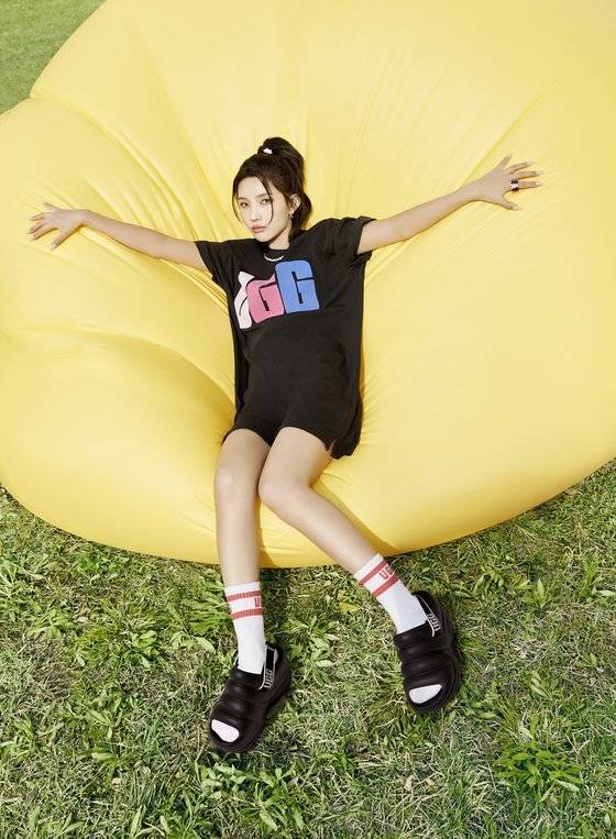 겨울 신발의 대명사로 알려진 어그가 여름 샌들 컬렉션을 출시했다. 어그는 아이돌 그룹 (여자)아이들의 소연을 전속 모델로 발탁하고 본격적인 여름 마케팅에 나섰다. 사진 신세계인터내셔날