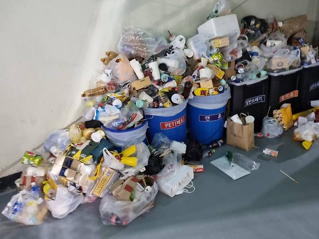 잠실야구장 경기가 끝난 후 분리배출함에 쌓인 쓰레기들. 김상수 기자
