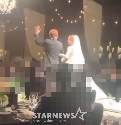On the 6th, Seven and Lee Da-hae held a wedding ceremony at the Shilla Hotel in Jung-gu, Seoul. The wedding ceremony was performed by comedian Kim Jun-ho and Jo Se-ho, and the celebration was called BIGBANG Sun, Spider and Sea.The two Wedding ceremonies were held privately outside, but as their acquaintances uploaded photos and videos to the SNS, the public indirectly got to see the Wedding ceremony scene.In the public footage, Seven entered Virgin Lorde with hip-hop dancing and showed a cheerful groom, inducing cheers of a guest with musical tension.Seven walked up to Lee Da-hae, crossed his arms, and walked with him on the Virgin Lorde.On the other hand, on the day of the ceremony, Sevens former agency YG Entertainment family members were dispatched. BIGBANGs G-Dragon, Daesung, and Two-aniwon Sandara Park appeared.In addition, BIGBANG Sun, Baek Jong-won, Owner, Kim Jae Joong, Super Junior Kim Hee Cheol, Eun Hyuk, Kyu Hyun, Kang In, Oh Yeon Soo, Park Si-yeon, Hong Kyung Min, Kwak Si-yang, Lee Soo-hyuk, Song Hae Na, Park Ki-hee and Kim Ji Min attended as Seven and Lee Da-hae Wedding ceremony a guest.