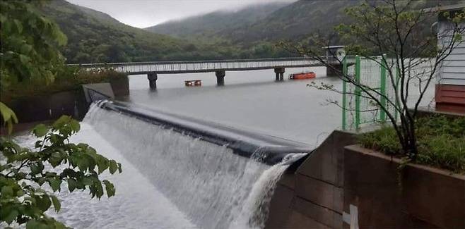 전남 완도군은 7일 최근 200㎜ 넘게 내린 비로 보길도 상수원인 부황제의 저수율이 100%를 기록했다고 밝혔다. /뉴시스
