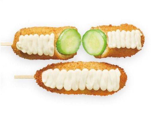 핫도그 업체 명랑핫도그는 지난달 한정판 제품으로 ‘오이핫도그’를 출시했다. 핫도그를 깨물면 소시지 대신 생오이가 나온다. /명랑핫도그