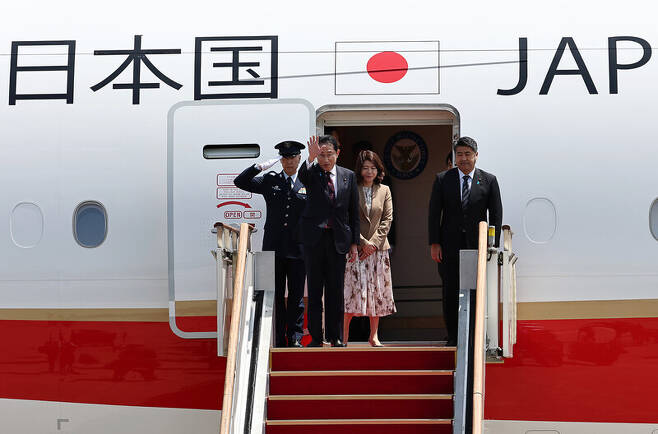 방한 일정을 마친 기시다 후미오 일본 총리가 8일 성남 서울공항에서 전용기에 올라 손을 흔들고 있다. 연합뉴스
