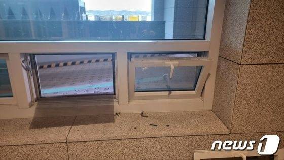 지난 26일 인천국제공항에서 입국불허 판정을 받은 카자흐스탄 국적 2명이 도주하기 위해 파손한 유리창. 국정원과 경찰단 등 관계기관은 밀입국한 2명을 수색 중에 있다. /사진=뉴스1(독자제공)