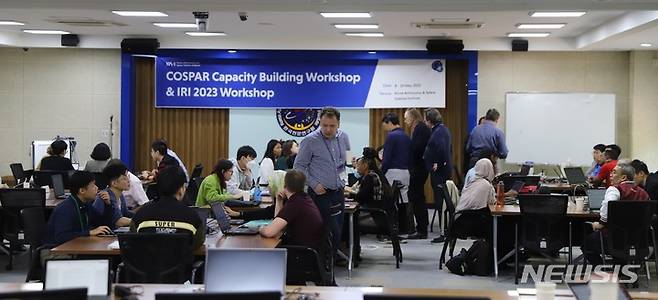 [서울=뉴시스]천문연은 8~19일 대전 본원에서 국제우주과학위원회(COSPAR)와 공동으로 'COSPAR 전리권 모델(IRI) 국제 워크숍'을 개최한다고 밝혔다. (사진=천문연 제공)