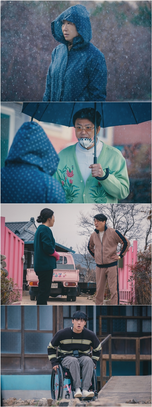 Bad Mom Ra Mi-ran, Lee Do-hyun sticks to Baek Hyun-jin again.JTBC drama Bad Mom is a new face of Jo Woo-ri village on the 9th, ahead of the 5th broadcast. Young-sun! (Ra Mi-ran) facing Trotback (Baek Hyun-jin) was captured.Lee Do-hyun, who scrambles to protect his mother in an unbelievable atmosphere, stimulates curiosity.In the last broadcast, Young-sun! Explained to Kang Ho that it was a heavenly opportunity for change after the accident.However, in the inspection room that I found to collect the burden of Kangho, I found out that he had committed a bad act by receiving a bribe during the inspection, along with a bad reputation as a bad corruption prosecutor.Young-sun!, Who had been grumbling with resentment, criticism, regret and self-defeat, said, I want you to see what punishment you are being punished for your sins.On the other hand, Kang-ho, who found the twins to return the plump ball of Yejin (prosecution), reunited with Ahn Eun-jin and wondered.In the meantime, Young-sun! And Mr. Trot bags rain Daechi station focuses attention.Mr. Trot bag. Mr. Trot bag. Mr. Trot bag.The reason why he came to the pig farm of Young-sun! Is that the fireworks are sparkling in the eyes that seem to dislike each other. In the following picture, Mr. Trotback came to the front of Young-sun!Unlike the embarrassment of Young-sun! Trotbacks attitude is eye-catching. Kang-ho, who was watching this, is ready to raise his eyes and get in at any moment.I have an unwelcome first meeting Memory. Trot bag and hat are attracting attention in repeated ghosts.In the 5th episode of  ⁇  Bad Mom  ⁇ , which is broadcasted on the 10th, there is a reunion of the Americas, which has been a child and has lost everything.I can not remember anything, but I can not remember anything, and I can not remember anything, but the past history of Kangho, who is sick because of the Americas, takes off one more veil.In the fifth and sixth episodes of this weeks episode, the producers of Bad Moms said, Those who left Jo Woo-ris village will gather one by one again. Young-sun!, who was adapting to the changed daily life after the accident, will have big and small changes.Ten nights, 10:30 p.m.
