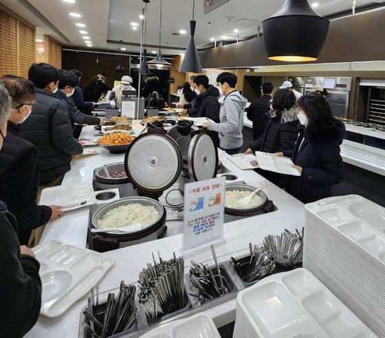 중식으로 3가지 메뉴를 준비해 손님으로 붐비는 강남구청 구내식당. 강남구청