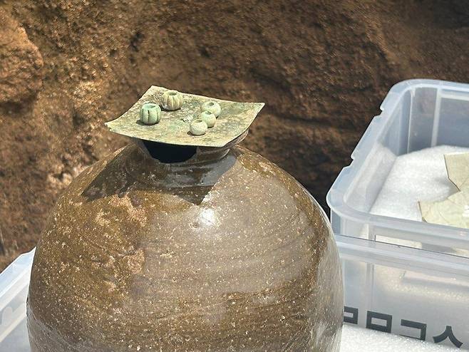 도기와 청동판, 유리 장신구 (서울=연합뉴스) 김예나 기자 = 10일 공개된 서울 종로구 신영동 유적 출토 유물. 도기와 청동판, 유리 장신구, 청자 접시 등이 한 곳에서 발견됐는데 의도적으로 땅에 묻은 것으로 추정된다. 2023.5.10
yes@yna.co.kr