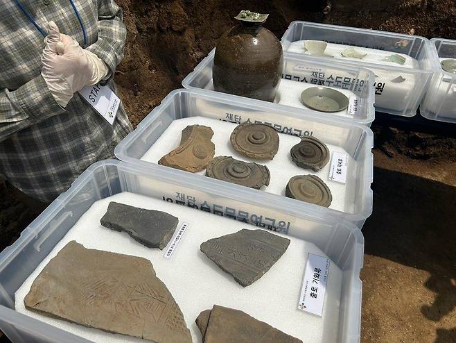 어떤 유물일까 (서울=연합뉴스) 김예나 기자 = 10일 서울 종로구 신영동의 고려시대 추정 건축 유적에서 관계자가 출토 유물에 관해 설명하고 있다. 2023.5.10
yes@yna.co.kr