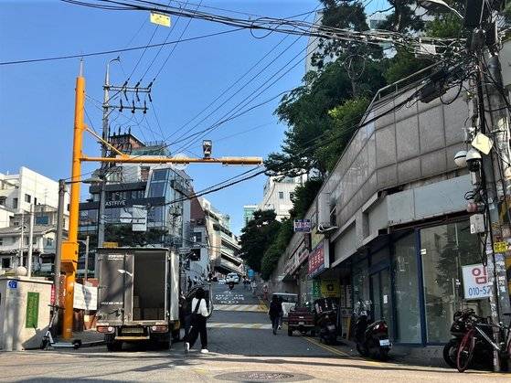 레드로드와 맞닿은 마포평생학습관에서 와우산으로 올라가는 경사로에도 미끄럼 방지 포장재를 시공하지 않았다. 문희철 기자