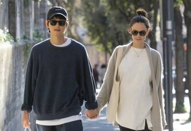 이탈리아 로마에서 길거리 데이트를 즐기는 배우 송중기의 아내 케이티 루이스 사운더스. 1080만원짜리 반클리프 아펠 목걸이를 착용해 화제가 됐다. 사진=SNS 캡쳐