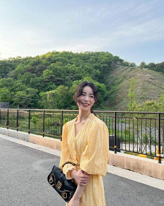 Actor Lim Ji-yeon has been up to date.Lim Ji-yeon posted several photos on his SNS on May 11 with an article called sunshine.In the public release photo, there is a picture of Lim Ji-yeon, who smiles brightly in the background of blue nature. Lim Ji-yeon showed off his lovely charm with a hippie hairstyle yellow dress.The netizens responded that Yeongene is a pimp, Why is it so beautiful, and My sunshine is Yeongene.On the other hand, Lim Ji-yeon starred in the Netflix original The Gloria as Park Yeongene. Lee Do-hyun, a 5-year-old younger, and hot love,Lim Ji-yeon decides ENA house with yard as his next work and cooperates with Kim Tae-hee.