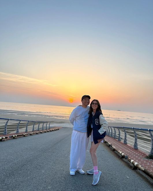 Actor Son Dam-bi shares sweet honeymoon with Lee Kyou-hyukSon Dam-bi released Lee Kyou-hyuk and travel photos on the 10th, saying that he is my Soul Mate.In the photogram, Son Dam-bi and Lee Kyou-hyuk are taking a photogram with a friendly pose in the background of the sea glow.It seems that they are enjoying a happy honeymoon life by looking at each other and lovingly looking at each other and kissing their lips all the time.In particular, Son Dam-bi was so infatuated with her husband that she described Lee Kyou-hyuk as  ⁇ Soul Mate ⁇ .Son Dam-bi married former speed skater Lee Kyou-hyuk on May 13 last year.When they appeared together on a TV show, they dated for about a year, but they broke up, and Son Dam-bi was reunited with Lee Kyou-hyuk in a difficult situation. They got married about five months after admitting their relationship.Son Dam-bi and Lee Kyou-hyuk also revealed their honeymoon life through SBS  ⁇  Sangmyongmong 2-You are my destiny.Son Dam-Bi