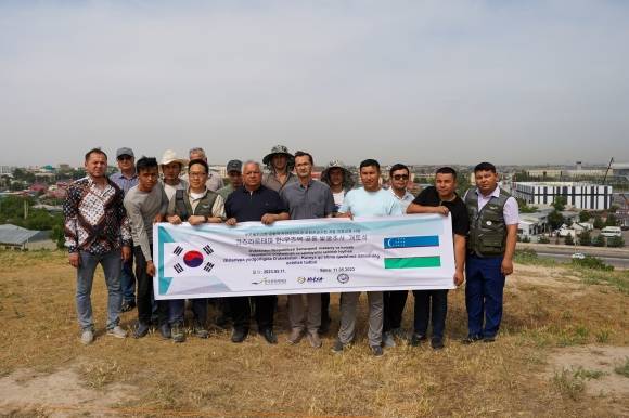 개토식에 참석한 관계자들이 기념 촬영을 하고 있다. 한국문화재재단 제공