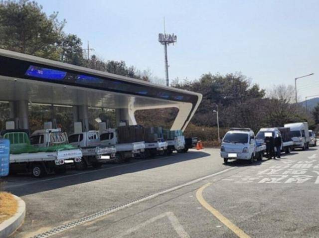 한 온라인 커뮤니티에 지난 4일 올라온 '전기차 충전소 근황' 게시물에 첨부된 사진. 고속도로 휴게소 내 주유소의 전기차 충전구역이 트럭으로 가득차 있다. 보배드림 캡처