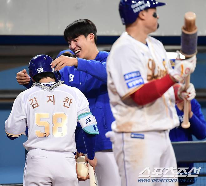 김지찬에게 홈런 목걸이를 걸어주는 원태인.