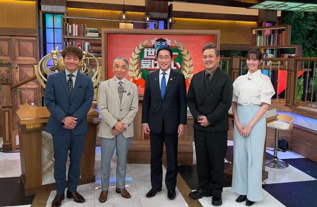 기시다 후미오 일본 총리가 13일 방송된 닛폰텔레비전의 예능 프로그램 '세상에서 가장 받고 싶은 수업'에 출연한 뒤 출연자들과 기념 촬영을 하고 있다. 닛폰텔레비전 제공