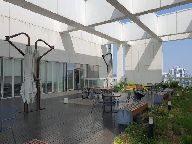 클리오 본사 14층에 있는 옥상정원. 윤현주 기자