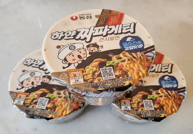 농심의 '하얀 짜파게티 큰사발면'/사진=김아름 기자 armijjang@