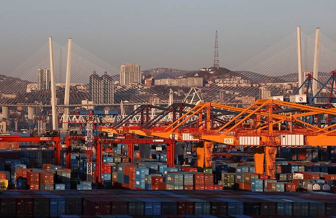 러시아 블라디보스토크 항구에 지난 2월 컨테이너가 가득 차 있다./로이터 연합뉴스