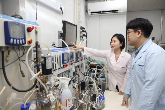 메탄을 친환경 소재로 바꿔주는 인공미생물을 개발한 합성생물학연구센터 이혜원 박사 연구팀. 사진=생명연 제공
