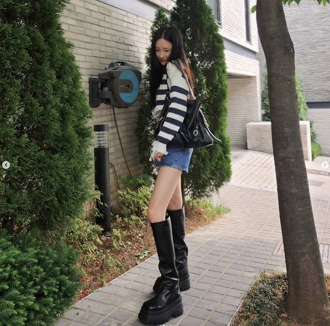 Sunmi posted four photos on his instagram on the 15th.In the open photo, Sunmi made a playful look wearing a striped T-shirt and blue shorts. Sunmi glanced with pure beauty.