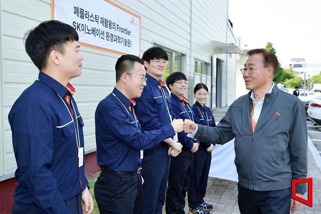 김준 SK이노베이션 부회장(오른쪽)이 15일 대전 환경과학기술원을 방문해 구성원들과 인사를 나누고 있다.
