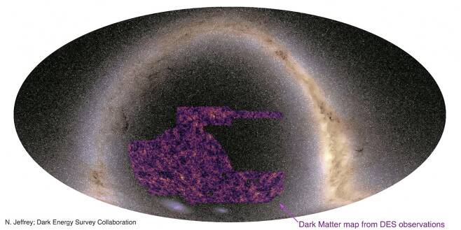 암흑물질조사단이 지난 2021년 공개한 우주의 암흑물질 분포지도. 미세중력을 계산해 관측 결과와 비교해 암흑물질의 분포를 예측했다. / Dark energy survey