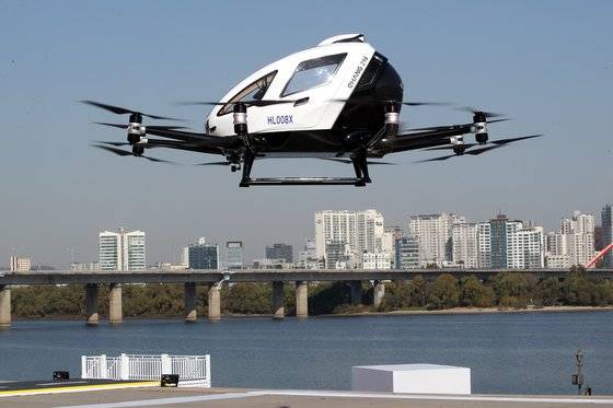 2020년 서울 한강시민공원에서 시범비행 중인 드론택시 모습. 뉴스1