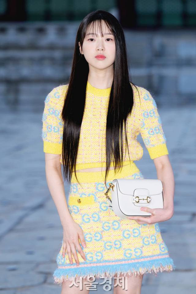 배우 김시은이 16일 오후 서울 종로구 경복궁 근정전 앞에서 진행된 이탈리아 명품 브랜드 구찌의 ‘2024 크루즈 패션쇼’ 포토콜에서 포즈를 취하고 있다. 김규빈 기자