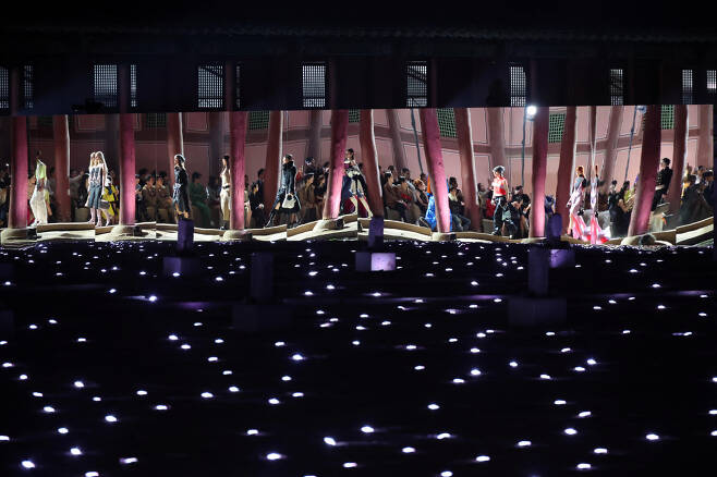 이탈리아 패션 브랜드 구찌가 16일 서울 종로구 경복궁 근정전에서 ‘구찌 2024 크루즈 패션쇼’를 진행하고 있다. 사진공동취재단