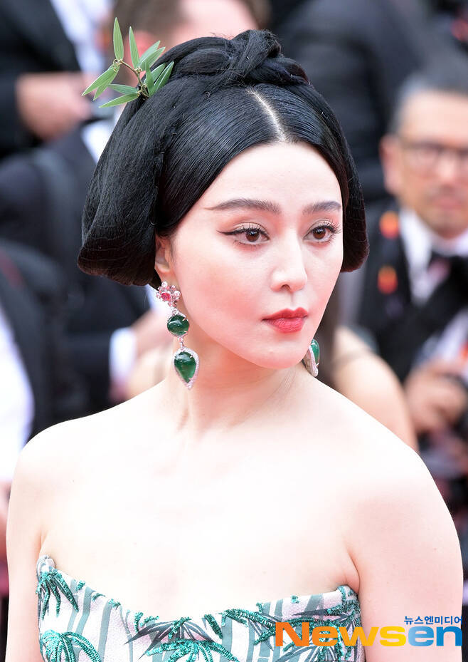 Fan Bingbing, the top Chinese actor, appeared at the 76th Cannes Film Festival Red Carpet.Fan Bingbing attended the premiere of the opening film Jean du Bari at the Palais des Festivals Lumiere in Cannes, southern France, on the evening of May 16.On this day, Fan Bingbing appeared in a colorful off-shoulder dress with tigers and bamboo. Fan Bingbing captivated Khan with his voluminous body and elegant and oriental charm.It is the first time in about five years that Fan Bingbing has been on Red Carpet since the 71st Cannes International Film Festival in 2018.Fan Bingbing disappeared after being caught up in a huge tax evasion scandal in 2018. Fan Bingbing has been rumored to be involved in exile, death, detention, and politician Scandal for some time.Since then, Fan Bingbing has paid taxes to the Chinese tax office and has continued to live in the Hollywood movie 355 last year. Recently, he made a special appearance in the Korean drama Insider.Meanwhile, the 76th Cannes Film Festival will be held until the 27th. A total of seven Korean films were invited by Cannes in various categories, including non-competition and critics week.The opening film of the 2023 Cannes Film Festival is Hollywood actor Johnny Depps first comeback in three years, Jeanne du Barry, which depicts the turbulent story of King Louis XV of France and his last mistress and companion Jean du Barry./ Jung Yoo-jin