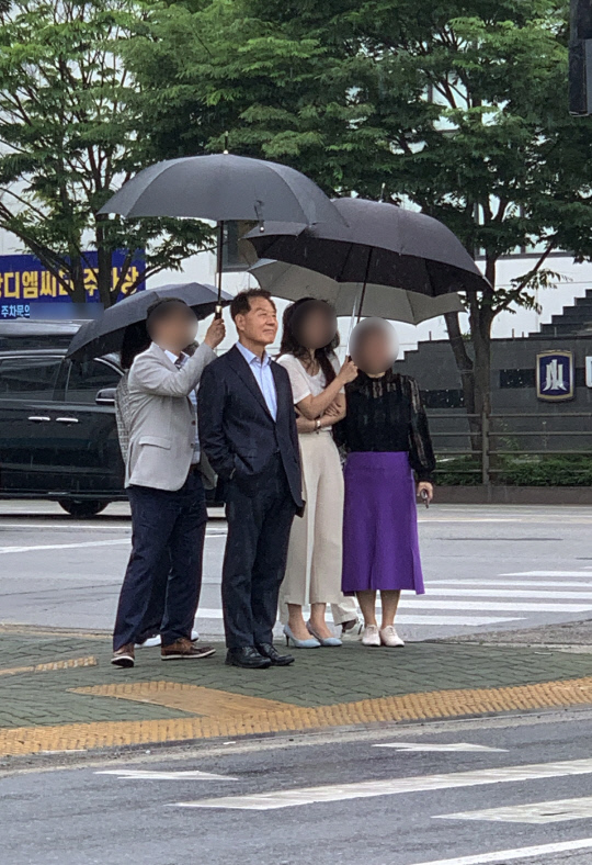 이형규 전북자치경찰위원장이 18일 전북도청 인근에서 부하 직원과 함께 우산을 쓰고 횡단보도를 건너고 있다. 사진=연합뉴스