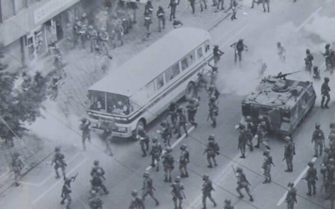 5·18민주화운동 당시 계엄군들이 무한궤도형 장갑차를 동원해 버스에 탄 시민들을 연행하고 있다. 기무사 사진첩 갈무리