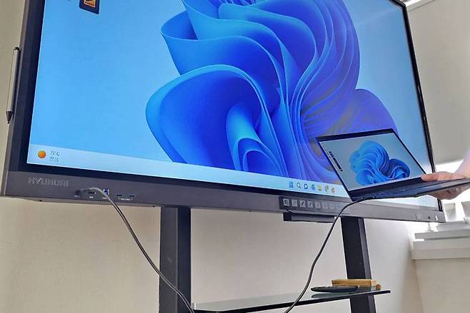 USB 타입-C 연결 하나로 영상/음성 전송, 터치 제어, 노트북 충전까지 해결할 수 있다