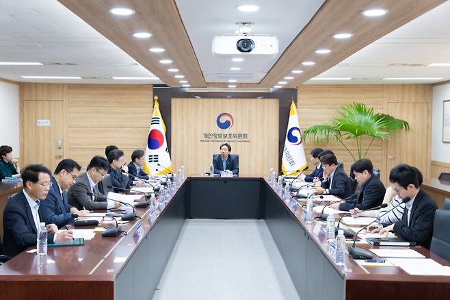 최장혁 개인정보보호위원회 부위원장(정면 가운데)이 3월 31일(금) 오후 서울 종로구 정부청사 4층 대회의실에서 개최된 제6차 마이데이터 표준화 협의회에서 관계부처 참석자들과 전 분야 마이데이터 시행에 대비한 표준화 방안을 논의하고 있다. / 사진제공=개인정보보호위원회